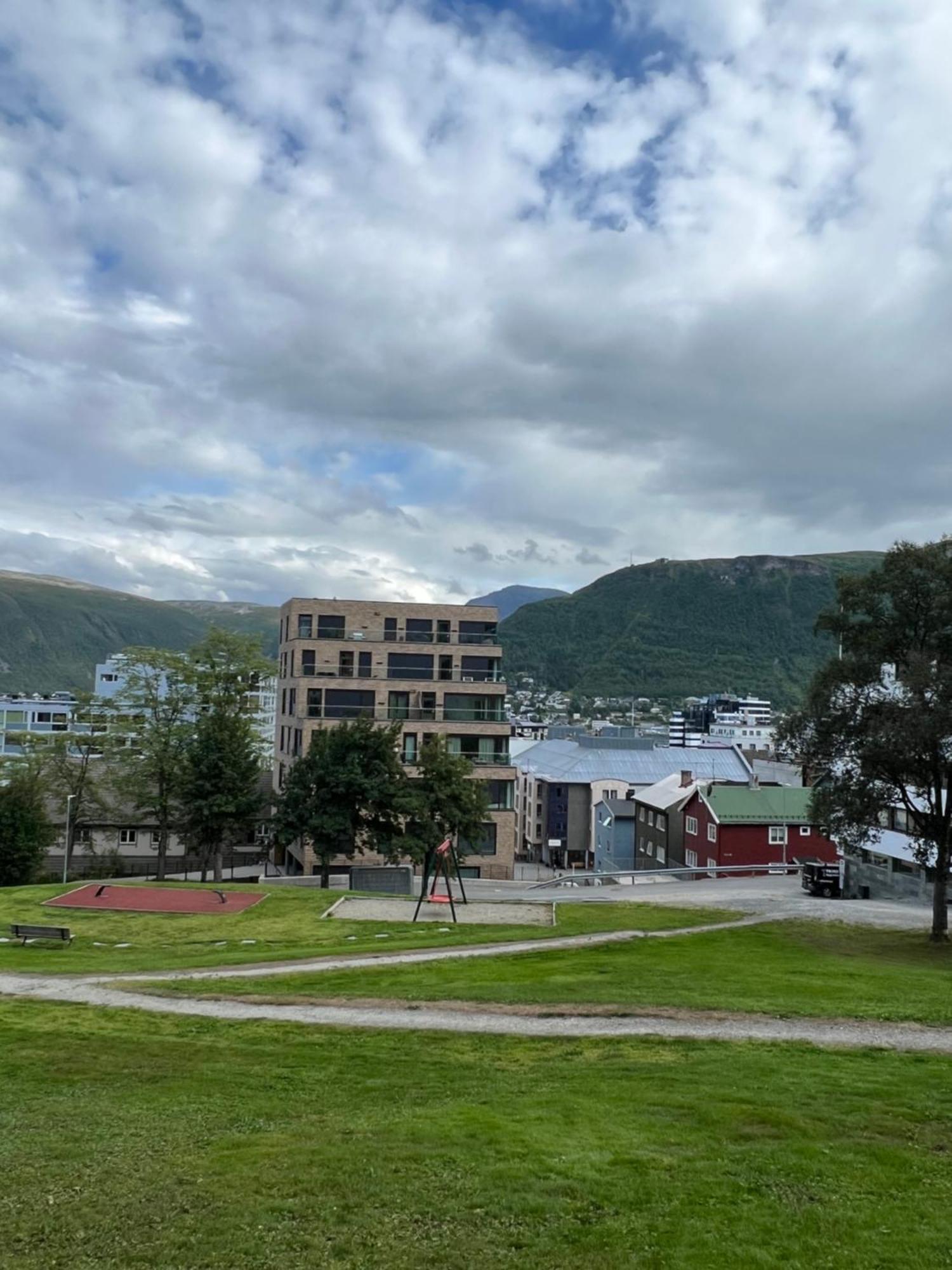 Luxury Apartment Downtown Tromso With 2 Bedrooms And 2 Bathrooms And Parking Exterior photo