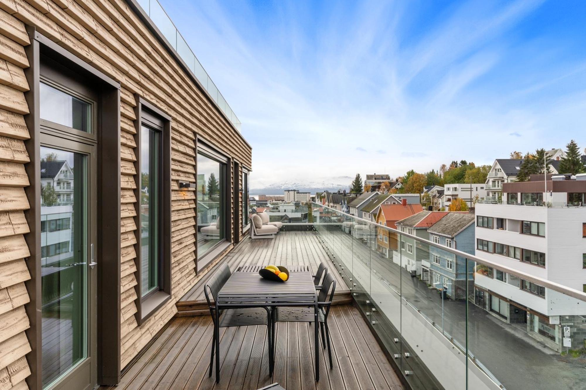 Luxury Apartment Downtown Tromso With 2 Bedrooms And 2 Bathrooms And Parking Exterior photo